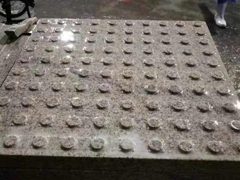 盲道石